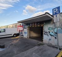 Garagen in der Pionierska-Straße in Bratislava III, Außenparkplätze, Graffiti an den Wänden.