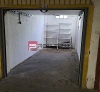 Offene Garagen in der Pionierska-Straße in Bratislava III, mit Regalen hinten.