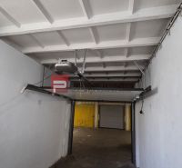 Weiße Garage mit Blechttoren in der Pionierska-Straße in Bratislava III.