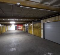 In den Garagen in der Pionierska-Straße in Bratislava III gibt es Reihen-Garagentore mit Deckenlicht.