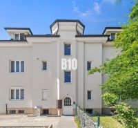 Ein Wohnhaus in der Vranovská Straße in Bratislava V, umgeben von Grünflächen.