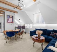 Stilvolles Wohnzimmer mit Holzdekorboden in einer 2-Zimmer-Wohnung.