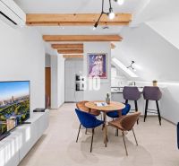 Innenraum einer 2-Zimmer-Wohnung mit Küchenzeile, Holzbalken und Boden mit Holzdekor.