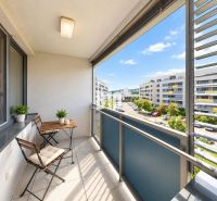 Balkon einer 2-Zimmer-Wohnung in der Malokrasňanská-Straße in Bratislava III mit Außensitzbereich.
