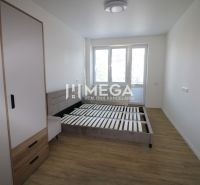 Helles Schlafzimmer in einer 2-Zimmer-Wohnung mit Holzboden und großem Fenster.