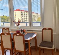 Essbereich mit Holzstühlen und Fenster in einer 3-Zimmer-Wohnung.
