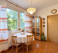 Klarer Küche in einer 3-Zimmer-Wohnung mit Holzboden und Esstisch.