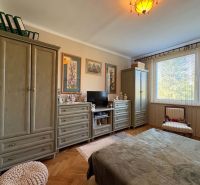 Schlafzimmer mit Kolben, dekorativen Schränken und Holzboden in einer 3-Zimmer-Wohnung.