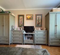 Wohnzimmer mit traditionellem Möbeln und Dekorationen in einer 3-Zimmer-Wohnung.