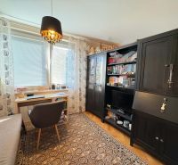 Arbeitsbereich mit Schreibtisch, Stuhl und Schränken, 3-Zimmer-Wohnung, Boden mit Holzdekor.