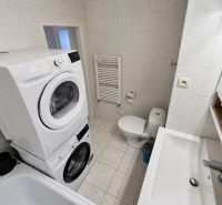 Badezimmer mit Geräten und Sanitäranlagen in einer 2-Zimmer-Wohnung, Keramikfliesen und Bodenfliesen.