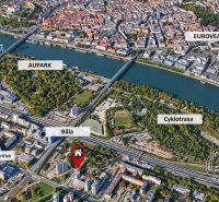 Luftaufnahme von Bratislava, Petržalka, Bosákova mit markierten Interessenspunkten, einschließlich Aupark und Eurovea.