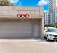 Garagen in der Bosákova-Straße in einer Umgebung mit Wohnhäusern und geparkten Autos.