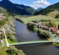 Panorama der Stadt Švošov mit grünen Hügeln und einem Fluss für Grundstücke - Wohnen.