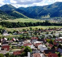 Malerische Panorama von Švošov mit vielfältigen Grundstücken - Wohnen mit hügeligem Hintergrund.