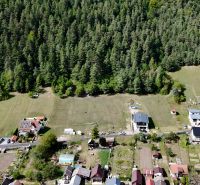 Luftaufnahme von Wohnbaugrundstücken in Švošov, umgeben von Wald.