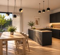 Küche in einem Einfamilienhaus mit Holzboden und großen Fenstern.