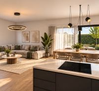 Wohnzimmer in einem Einfamilienhaus mit Holzboden und großen Fenstern zum Garten.