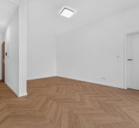 Eine weiße Innenausstattung einer 3-Zimmer-Wohnung mit Holzboden und moderner Beleuchtung.