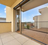 Balkon mit Aussicht, verglastes Geländer, Boden mit Holzdekor, Teil einer 3-Zimmer-Wohnung.