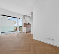 Wohnzimmer in einer 3-Zimmer-Wohnung mit Holzboden und Balkon.