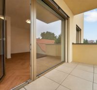 Geräumiger Balkon mit Aussicht und Zugang zum Boden mit Holzdekor in einer 3-Zimmer-Wohnung.