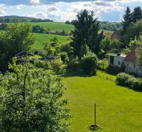 Ein Einfamilienhaus in Dobrá Voda mit großem Garten und schöner ländlicher Umgebung.