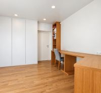 Homeoffice in einer 3-Zimmer-Wohnung mit Holzboden, Einbauschrank und Schreibtisch.