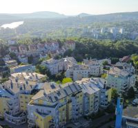 Luftaufnahme von Wohnhäusern in der Gegend Bratislava - Staré Mesto, Slávičie údolie.