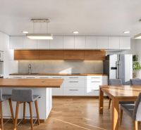 Küche in einer 3-Zimmer-Wohnung mit Holzboden und Esstisch.