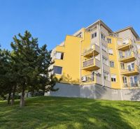 Wohnhaus mit Balkonen und Bäumen im Slávičie údolí in Bratislava - Staré Mesto.