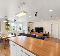 Wohnzimmer in einer 3-Zimmer-Wohnung mit Holzboden und Pflanzen.