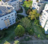 Wohnhäuser mit Spielplatz in grüner Umgebung im Slávič údolí in Bratislava - Staré Mesto.