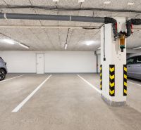 Tiefgarage mit Parkplätzen und Autos.