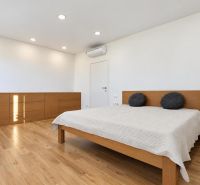 Schlafzimmer in einer 3-Zimmer-Wohnung mit Holzboden und Einbaumöbeln.