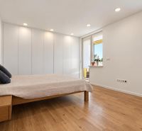 Schlafzimmer mit Holzboden, Bett und Einbauschrank in einer 3-Zimmer-Wohnung.