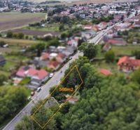 Luftaufnahme eines Grundstücks mit einer Fläche von 566 m² in Šaštín-Stráže zwischen Einfamilienhäusern.