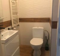 Kompaktes Badezimmer in einer 2-Zimmer-Wohnung mit Waschbecken und Toilette.