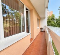 Balkon bei einer 1-Zimmer-Wohnung in der Bajzova-Straße in Žilina, mit Keramikfliesen und Aussicht.