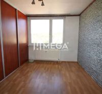 Ein Zimmer mit Holzboden und einem Einbauschrank in einer 3-Zimmer-Wohnung.
