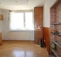 Küche mit Holzboden in einer 3-Zimmer-Wohnung mit Einbauschränken.