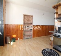 Küche in einer 3-Zimmer-Wohnung mit Holzboden und Ziegelverkleidung.
