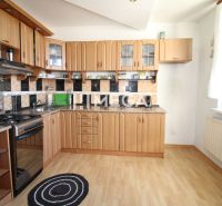 Eine Küche in einer 3-Zimmer-Wohnung mit einem Boden in Holzoptik und einer funktionalen Küchenzeile.