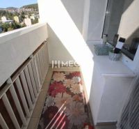 Balkon einer 3-Zimmer-Wohnung in der Laborecká-Straße in Humenné mit Blick auf die Stadt.