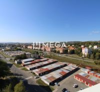 Blick aus einer 3-Zimmer-Wohnung in der Laborecká-Straße in Humenné mit Panorama der Stadt.
