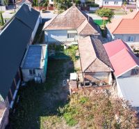 Ein Einfamilienhaus in Kráľov Brod mit Höfen, Dächern und Vegetation, umgeben von weiteren Häusern.