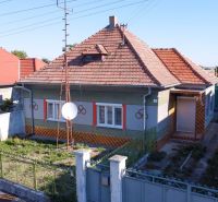Ein Einfamilienhaus in Kráľov Brod mit einem roten Schrägdach und einem gepflegten Garten.