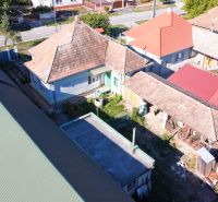 Ein Einfamilienhaus in Kráľov Brod mit traditionellen Dächern und einem Hof in der umliegenden Bebauung.