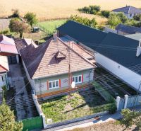 Ein Einfamilienhaus in Kráľový Brod mit Garten und nahen Nachbarn.