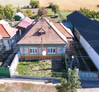 Ein Einfamilienhaus in Kráľov Brod mit einem geräumigen Hof und einer Zufahrtsstraße.